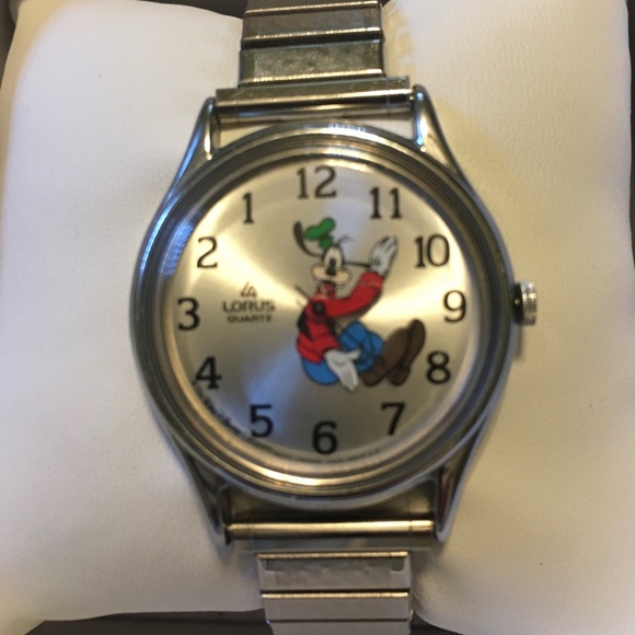 Disney Accessories - ☘️VTG Disney Lorus Backwards Goofy Watch☘️